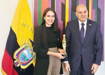 سفير مصر في كيتو يلتقي وزيرة الثقافة والتراث بالإكوادور 1