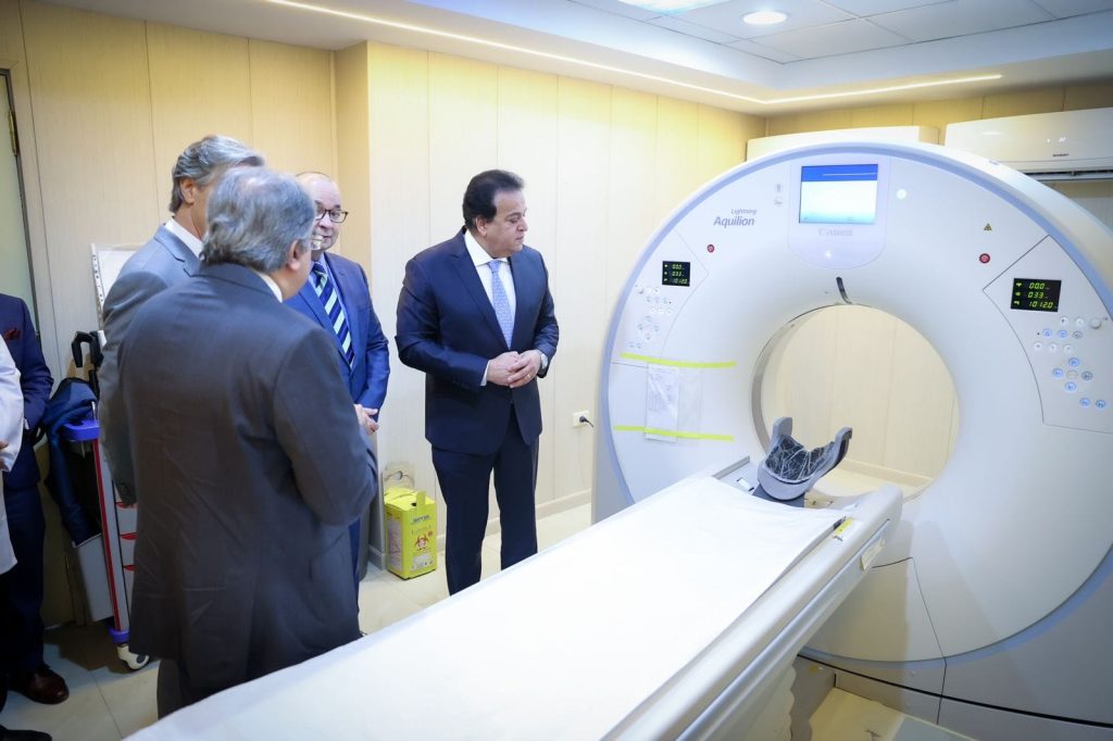وزير الصحة يتفقد مستشفى إمبابة العام.. ويتابع عمل وحدة الأشعة المقطعية المقدمة من الحكومة الكندية 6