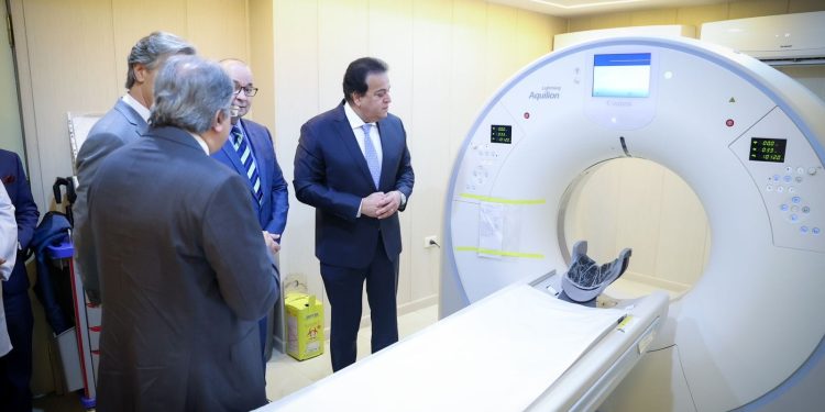 وزير الصحة يتفقد مستشفى إمبابة العام.. ويتابع عمل وحدة الأشعة المقطعية المقدمة من الحكومة الكندية 1