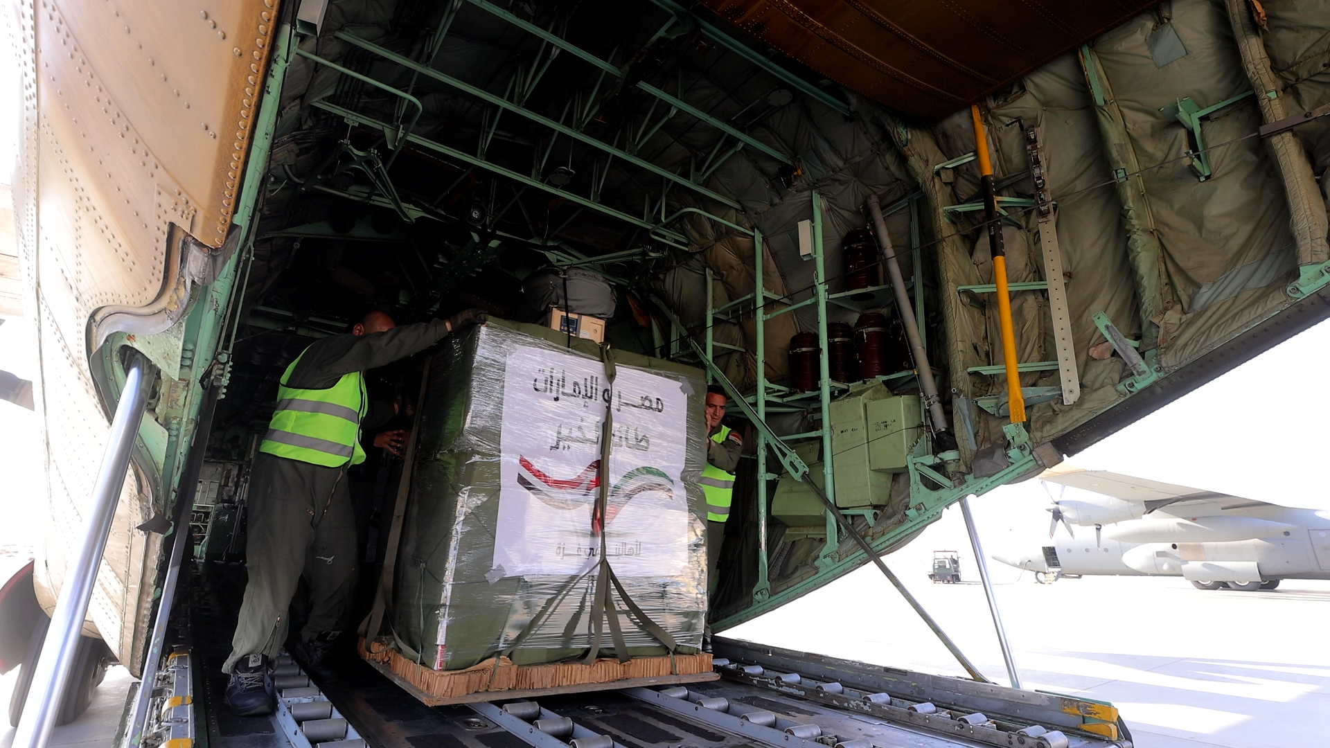 المتحدث العسكري: مصر والإمارات تواصلان الإسقاط الجوي للمساعدات شمال غزة 3