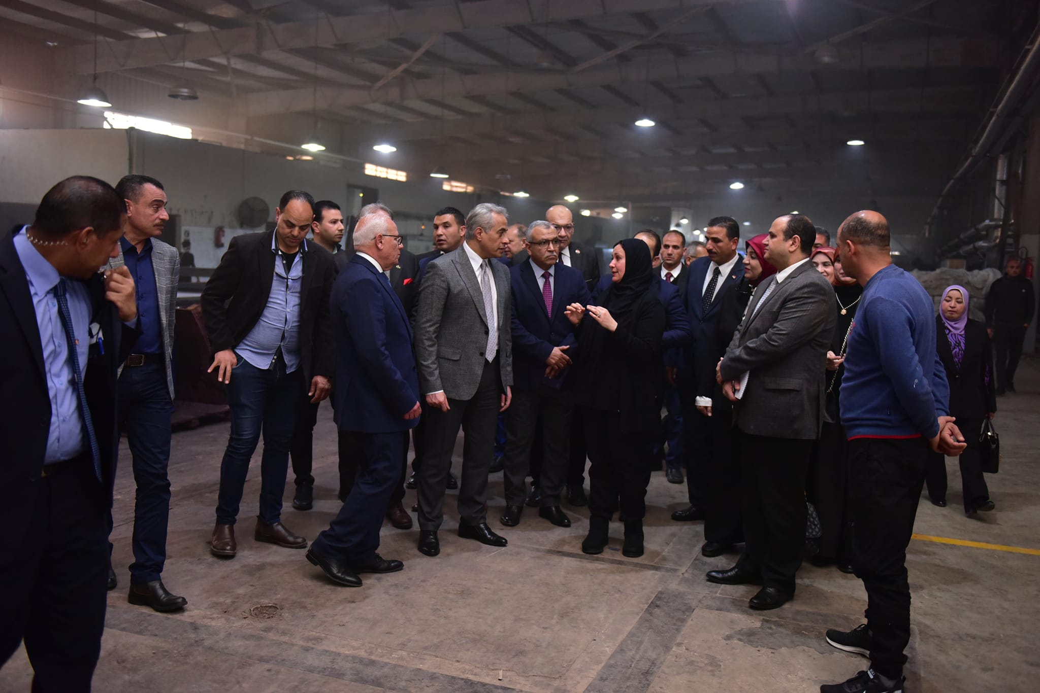 وزير العمل يصطحب محافظ بورسعيد لجولة داخل مصنع للبطاطين والسجاد والملابس الجاهزة (صور) 1