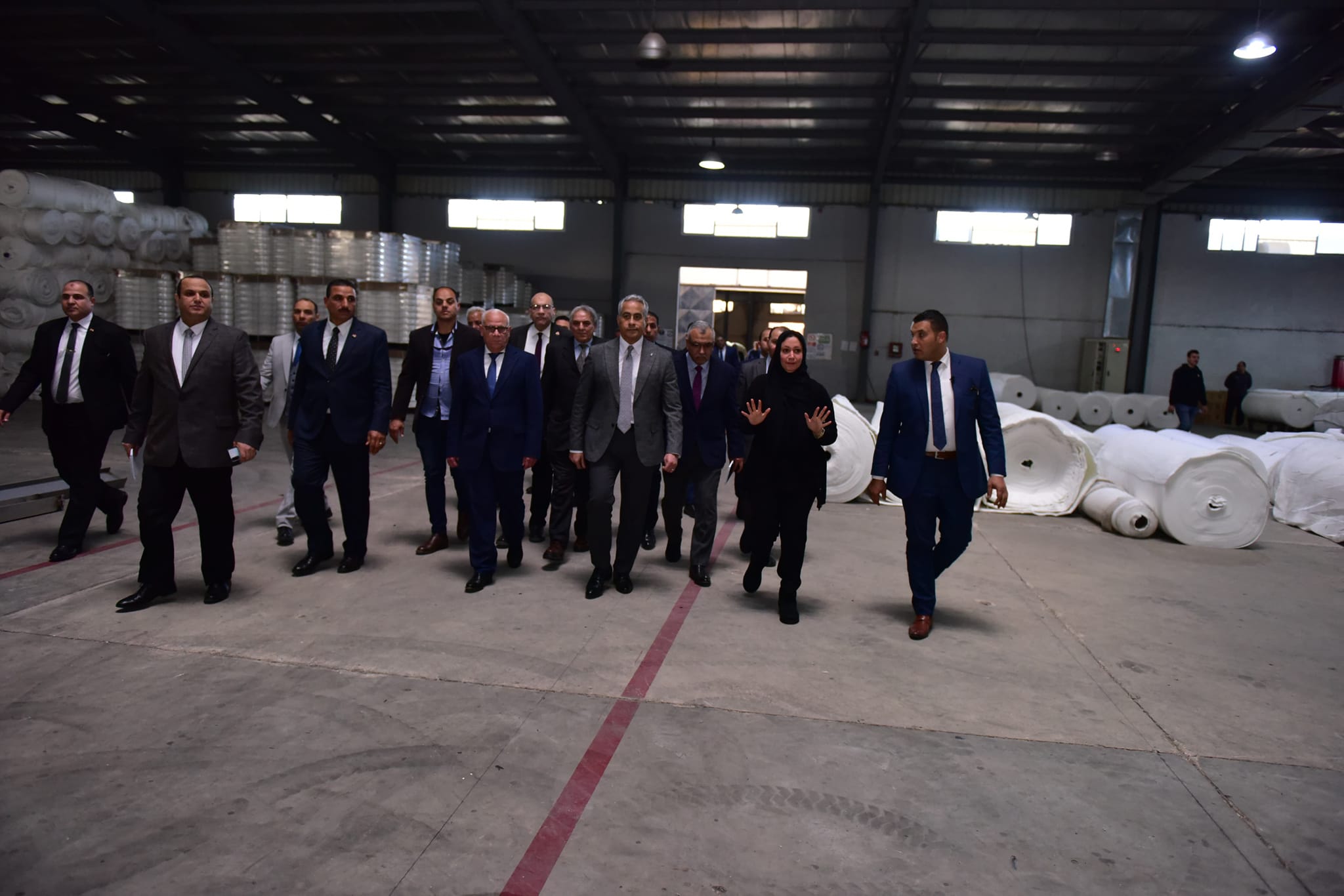 وزير العمل يصطحب محافظ بورسعيد لجولة داخل مصنع للبطاطين والسجاد والملابس الجاهزة (صور) 5