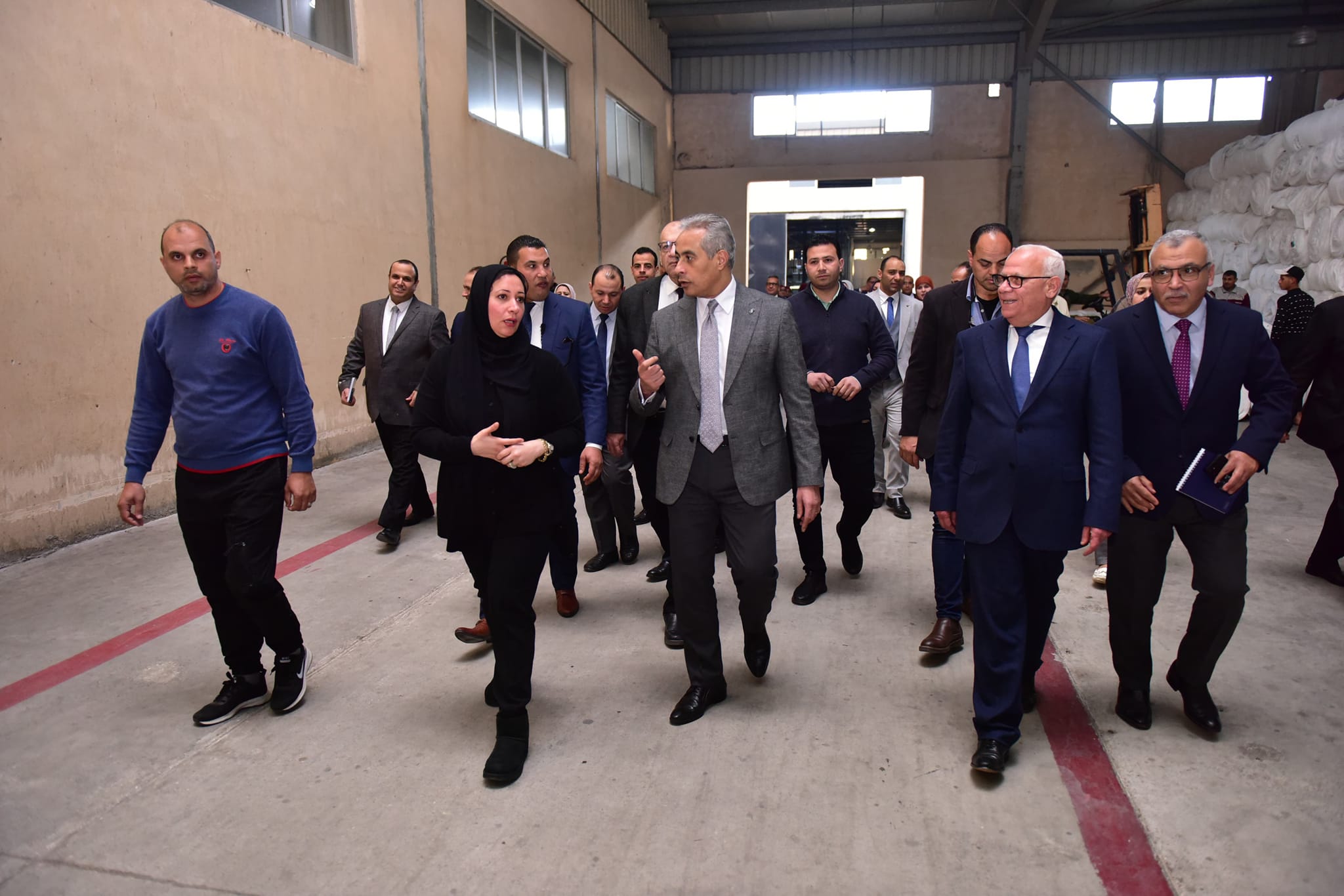 وزير العمل يصطحب محافظ بورسعيد لجولة داخل مصنع للبطاطين والسجاد والملابس الجاهزة (صور) 3