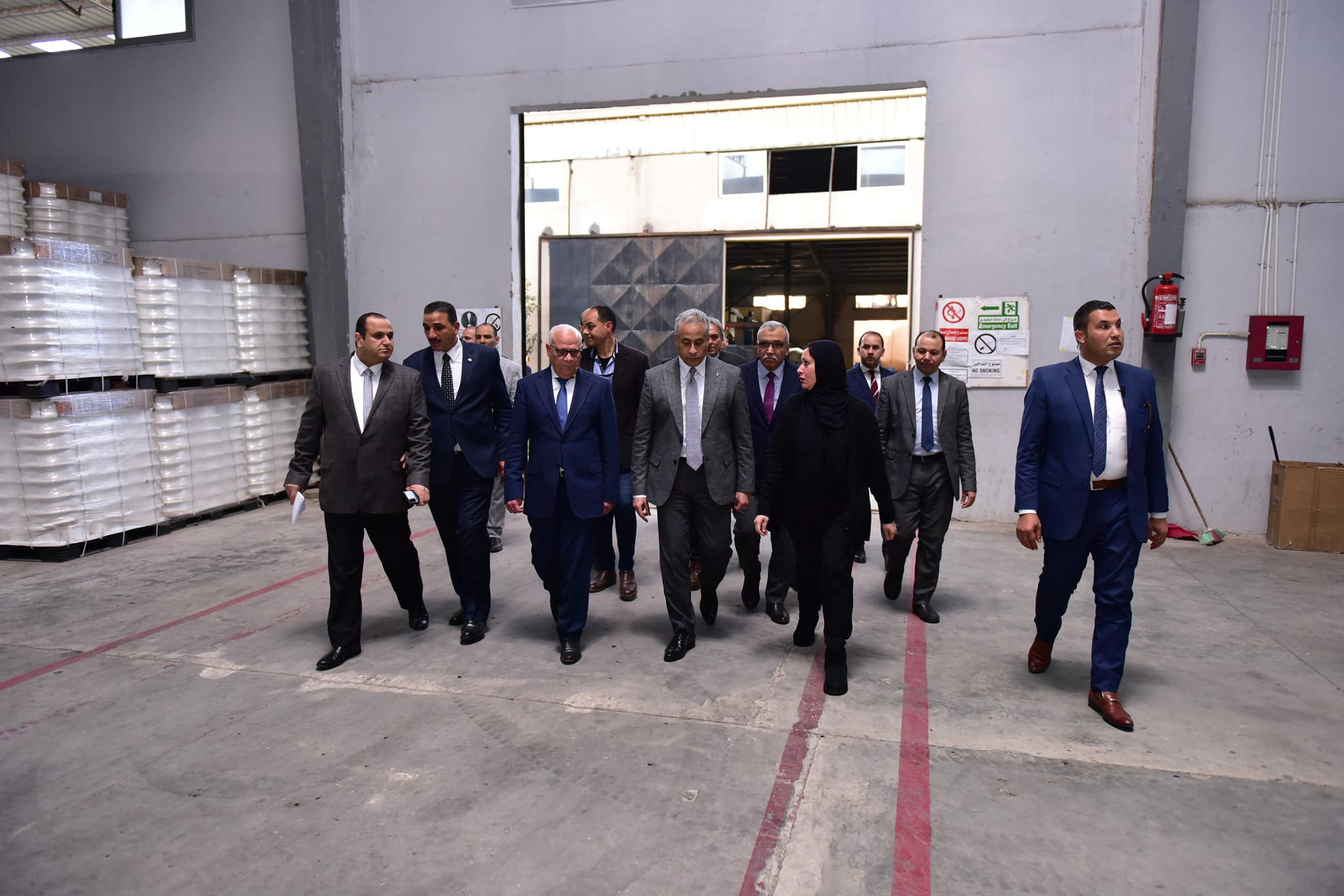 وزير العمل يصطحب محافظ بورسعيد لجولة داخل مصنع للبطاطين والسجاد والملابس الجاهزة (صور) 2