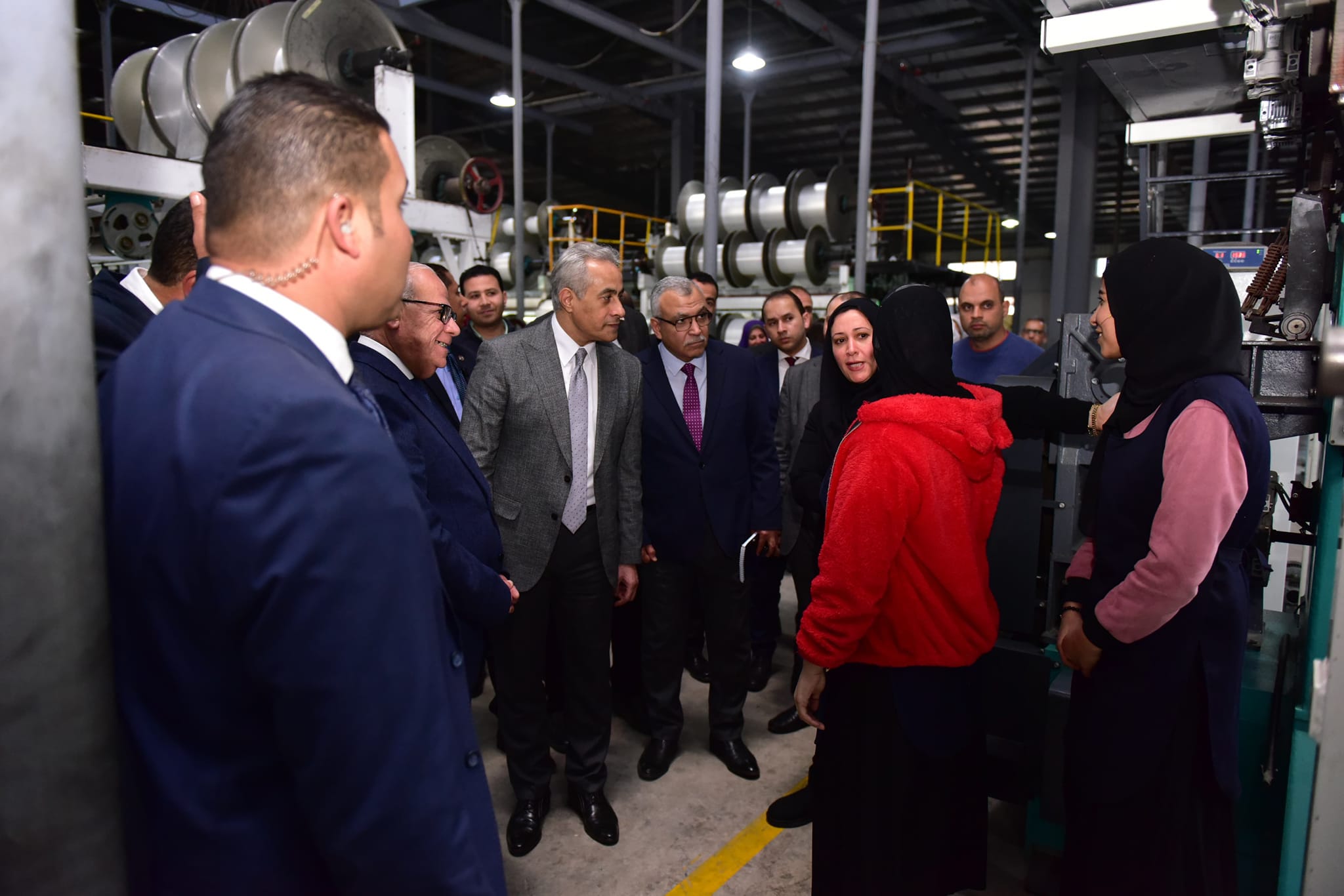وزير العمل يصطحب محافظ بورسعيد لجولة داخل مصنع للبطاطين والسجاد والملابس الجاهزة (صور) 4