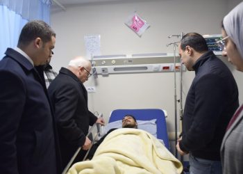 محافظ بورسعيد يزور مصابي حريق مول تجاري أثناء تلقيهم العلاج بمجمع الشفاء 1