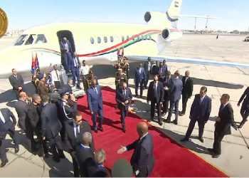 السيسي يستقبل رئيس مجلس السيادة السوداني بمطار القاهرة 2