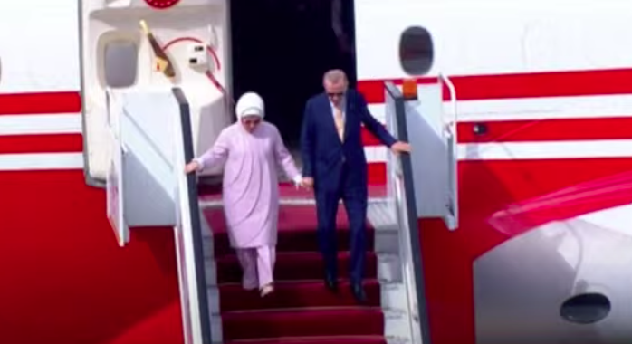 الرئيس السيسي يستقبل أردوغان فور وصوله مطار القاهرة باستراحة الرئاسة 2