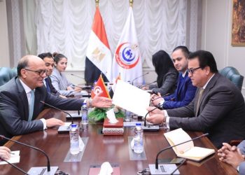 وزير الصحة يستقبل السفير التونسي لبحث سبل التعاون بين البلدين في القطاع الصحي