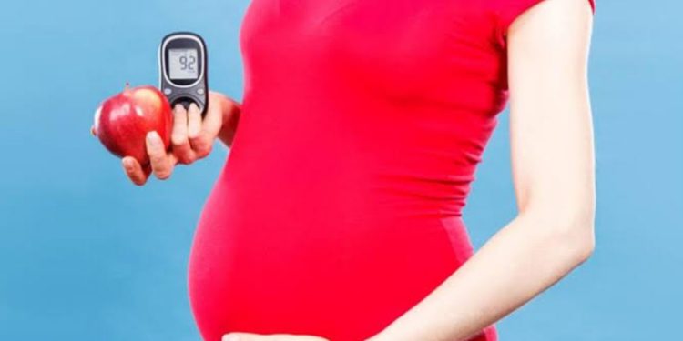 كيث يؤثر سكر الحمل على الأم وجنينها بعد الولادة؟ 1