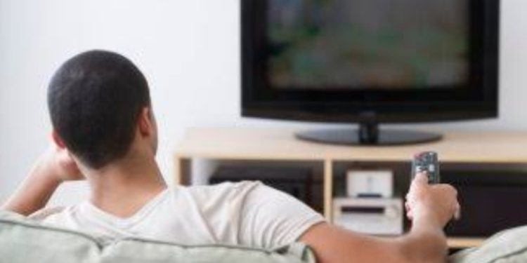 لهذه الأسباب.. الصحة العالمية تحذر من مشاهدة التلفاز قبل النوم 1