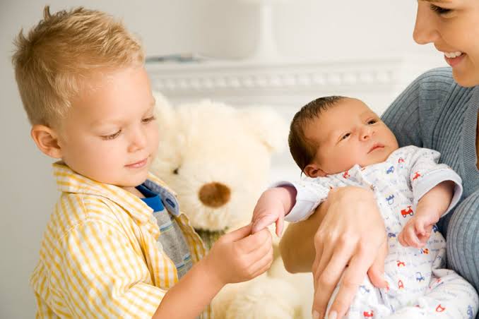 استشاري: 7 خطوات تخلصك من غيرة طفلك من المولود الجديد 4