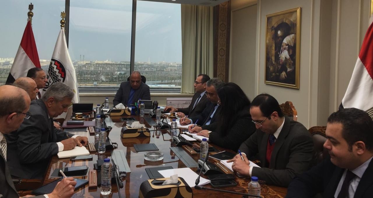 محمود عصمت يبحث مع رؤساء الشركات القابضة آليات تنفيذ قرارات حزمة الحماية الاجتماعية 2