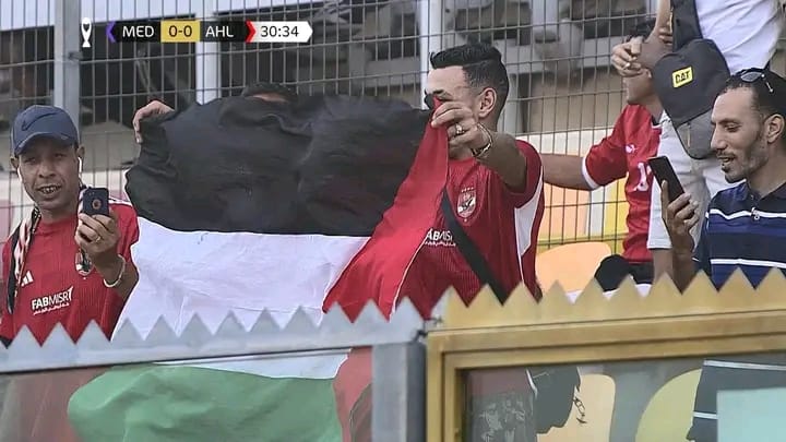 علم فلسطين من مباراة الاهلي وميدياما