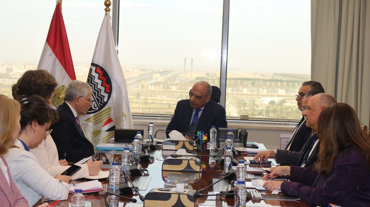 وزير قطاع الأعمال: مصنع جديد للأمونيا الخضراء بمشاركة القطاع الخاص ومحطة طاقة شمسية لمصر للألومنيوم 2
