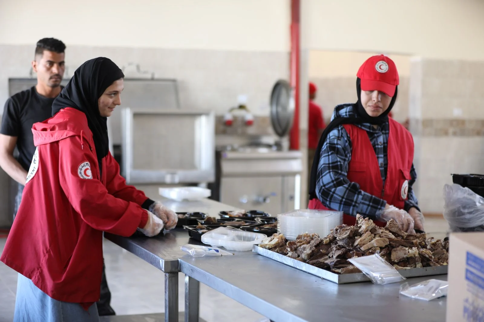 تحت شعار "مطبخ إنساني يطعم أملا"  إنتاج 7 آلاف وجبة يوميا للأسر النازحة في قطاع غزة 6