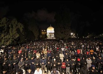 120 ألف مواطن فلسطيني يؤدي صلاتي العشاء والتراويح في رحاب المسجد الأقصى 2