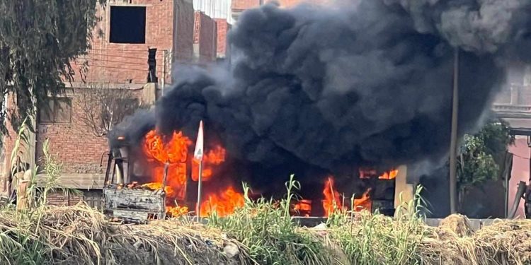 حريق هائل في ميني باص بالقليوبية.. دون إصابات