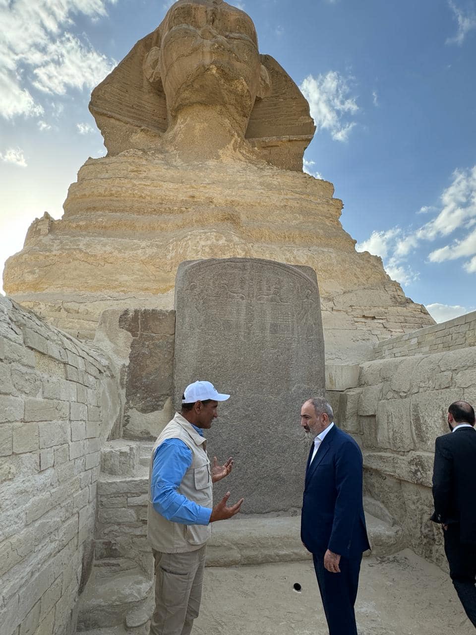 بالصور.. رئيس وزراء أرمينيا يزور منطقة آثار الهرم 4