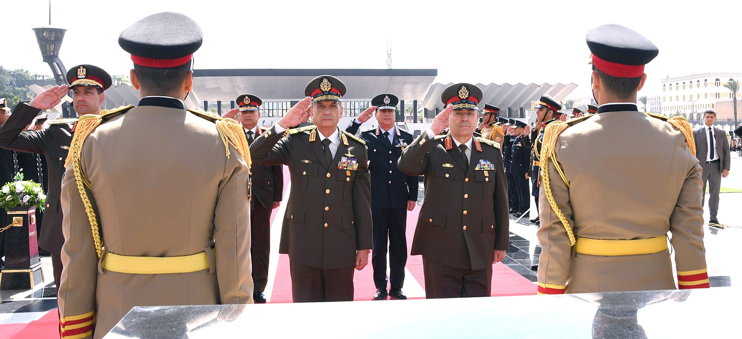 الرئيس السيسي ينيب وزير الدفاع لوضع إكليل من الزهور على النصب التذكاري للشهداء 5