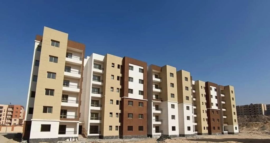 وزير الإسكان يكشف آخر تطورات إنشاء 134 عمارة سكنية ومستشفى عام بالعبور 2