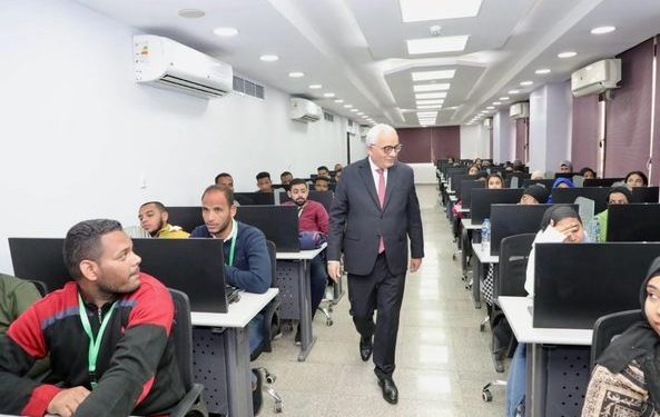 وزير التعليم يتفقد امتحانات المتقدمين لمسابقة شغل وظيفة معلم مساعد | صور