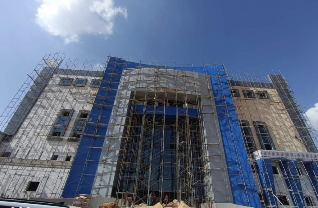 وزير الإسكان يكشف آخر تطورات إنشاء 134 عمارة سكنية ومستشفى عام بالعبور 5