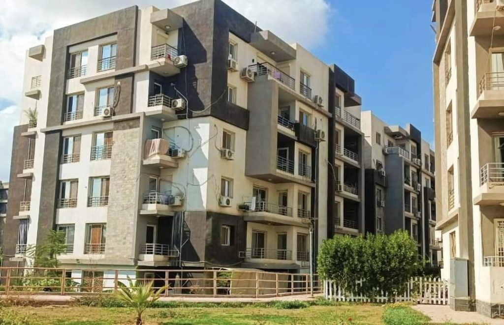 وزير الإسكان يكشف آخر تطورات إنشاء 134 عمارة سكنية ومستشفى عام بالعبور 4