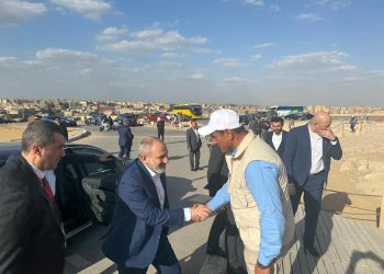 بالصور.. رئيس وزراء أرمينيا يزور منطقة آثار الهرم 1