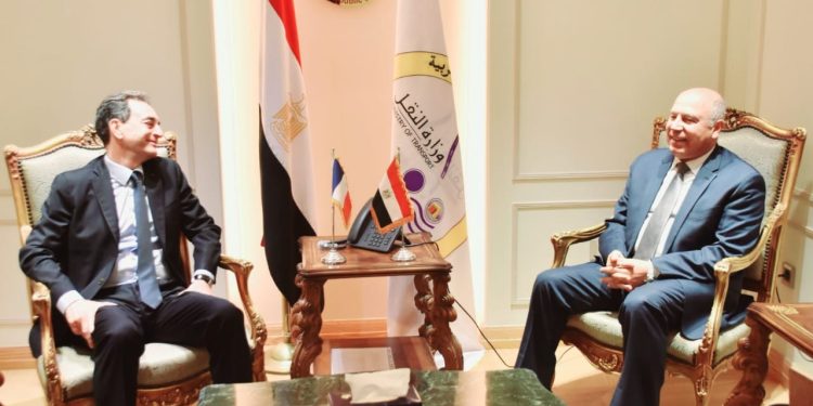 وزير النقل يبحث تدعيم التعاون المشرك مع السفير الفرنسي الجديد بالقاهرة