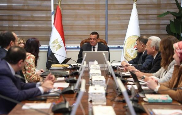 وزير التنمية المحلية يبحث مع وفد هيئة فولبرايت مصر مجالات التعاون المشترك