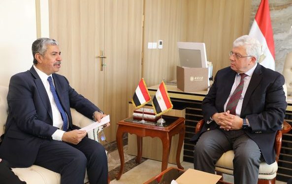 وزير التعليم العالي يناقش مع السفير اليمني بالقاهرة سبل تعزيز التعاون المشترك