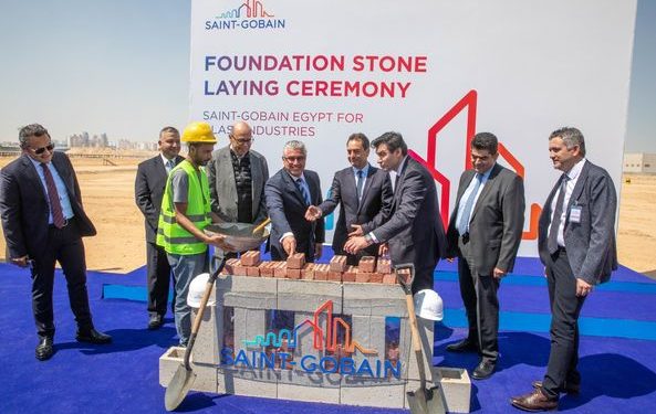 باستثمارات 175 مليون يورو.. رئيس اقتصادية قناة السويس يشهد وضع حجر الأساس لمصنع لإنتاج الزجاج ومحطة طاقة شمسية