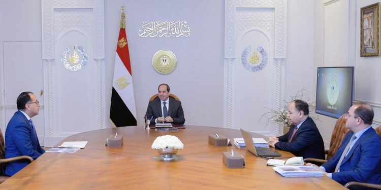 الرئيس السيسي يستعرض مشروع موازنة العام المالي القادم مع وزير المالية ونائبه