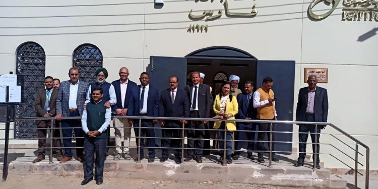 السفير الهندي بالقاهرة يزور مكتب بريد فارس بأسوان