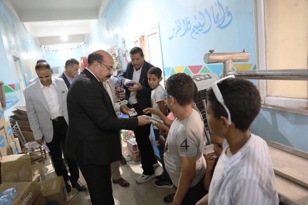 في لفتة إنسانية.. محافظ أسوان يوزع الحلوى على الأطفال بدور الرعاية بمناسبة شهر رمضان 2
