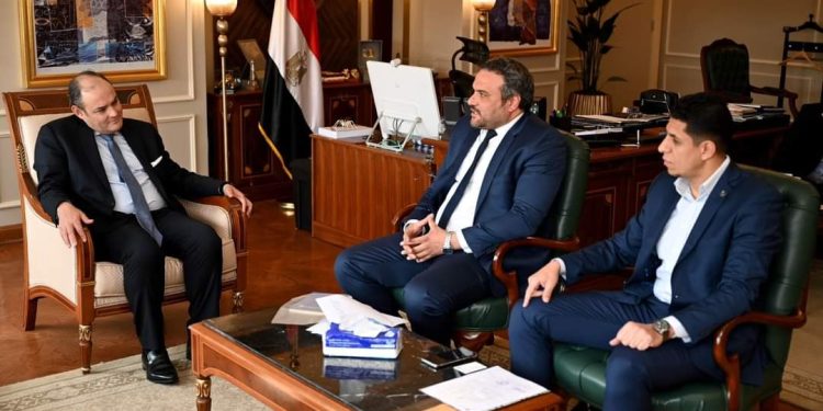 وزير التجارة والصناعة يستعرض فرص ومقومات الاستثمار في مصر 1