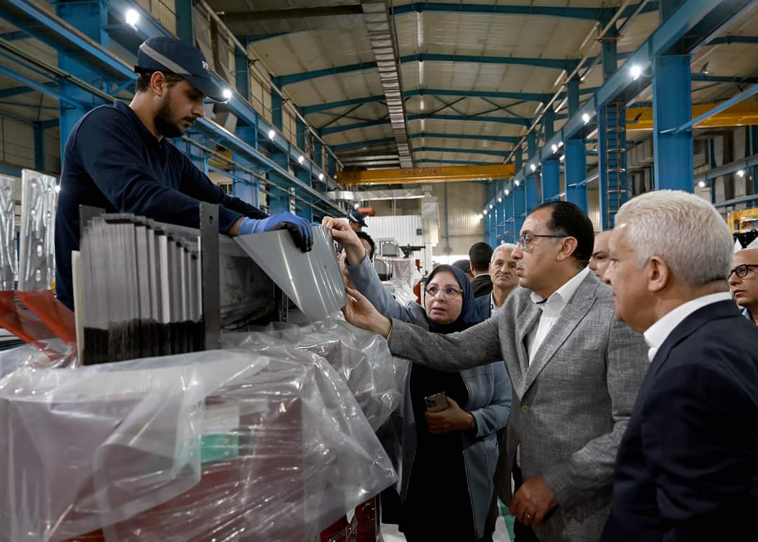 رئيس الوزراء يزور مصنع "السويدي" للمحولات الكهربائية بالعاشر من رمضان 4