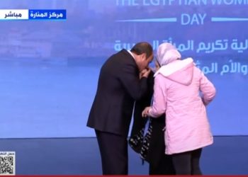 من ذوي الهمم.. الرئيس يقبل يد الأم المثالية بمحافظة الغربية 2