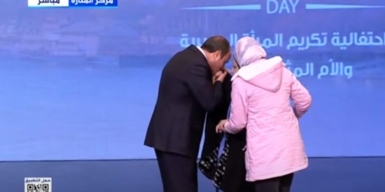 من ذوي الهمم.. الرئيس يقبل يد الأم المثالية بمحافظة الغربية 1