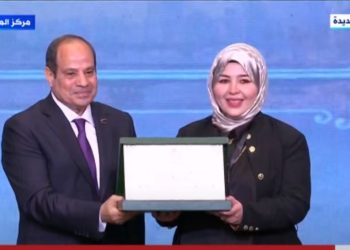 الرئيس السيسي يكرم الدكتورة ريهام عبد الله مدير مرصد الأزهر لمكافحة التطرف 2