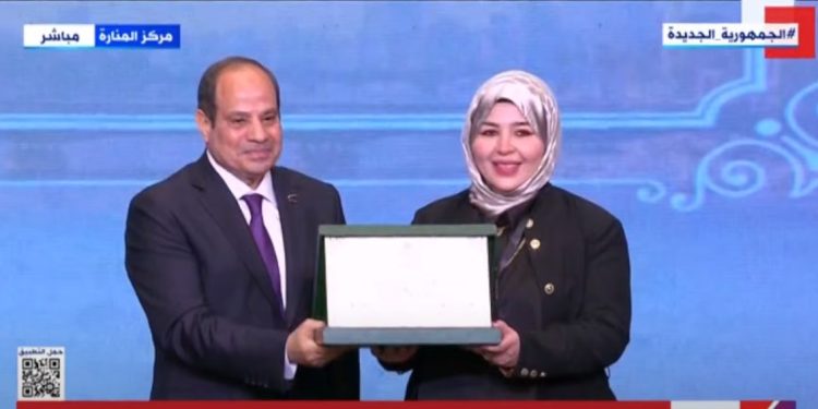 الرئيس السيسي يكرم الدكتورة ريهام عبد الله مدير مرصد الأزهر لمكافحة التطرف 1