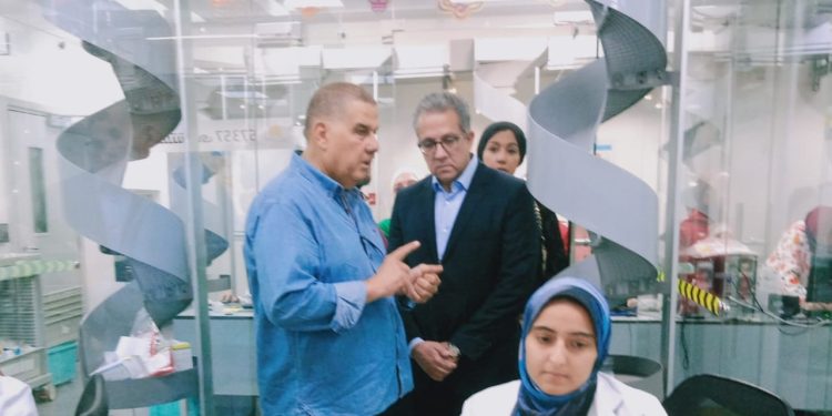 مرشح مصر لليونسكو في زيارة لمستشفى 57357.. ويطلع على أحدث تكنولوجيا عالمية لعلاج السرطان 1