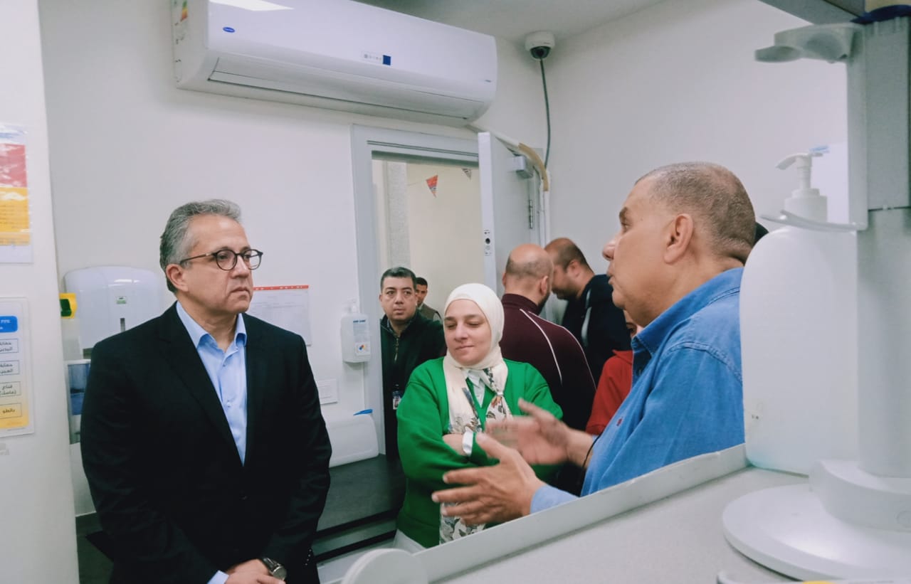 مرشح مصر لليونسكو في زيارة لمستشفى 57357.. ويطلع على أحدث تكنولوجيا عالمية لعلاج السرطان 3