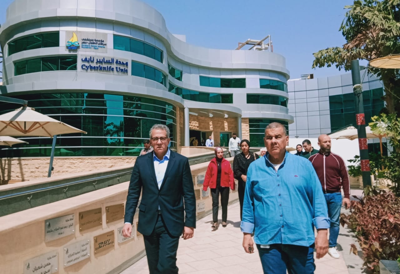 مرشح مصر لليونسكو في زيارة لمستشفى 57357.. ويطلع على أحدث تكنولوجيا عالمية لعلاج السرطان 2