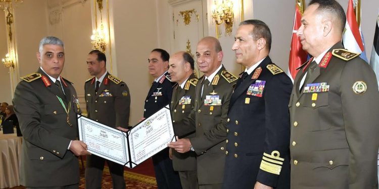 القائد العام للقوات المسلحة يكرم قادة القوات المسلحة المحالين للتقاعد