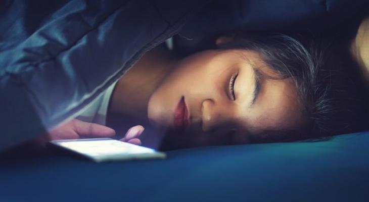 اضرار الهاتف المحمول على الدماغ أثناء النوم