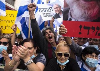 آلاف المتظاهرين في تل أبيب يطالبون برحيل حكومة نتنياهو 3