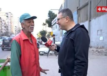 واحد من الناس يلتقي بـ «عم جمال» عامل البلدية ويهديه مبلغ مالي 3