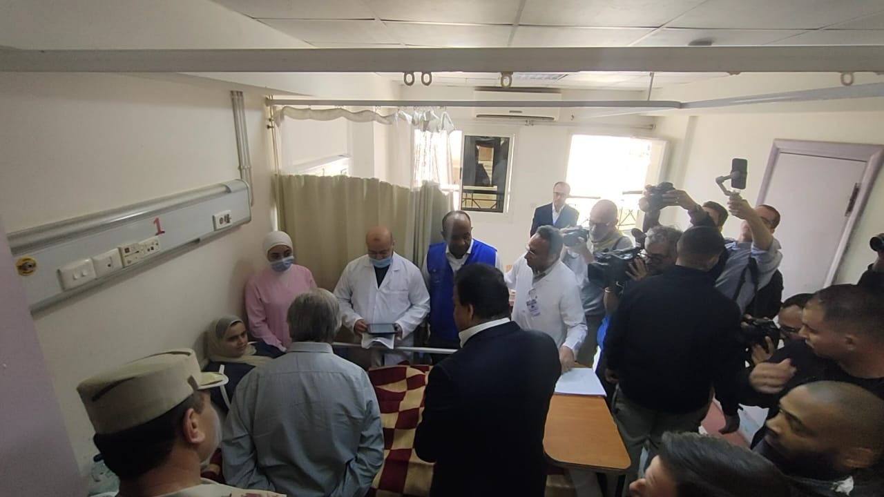 بالصور.. زيارة أنطونيو جوتيريش لـ مصابي غزة بمستشفى العريش 4